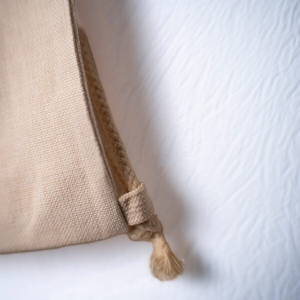 close up sur les bretelles du sac en toile