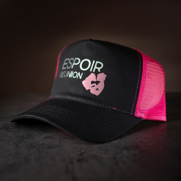 casquette rose et noire avec un logo espoir reunion